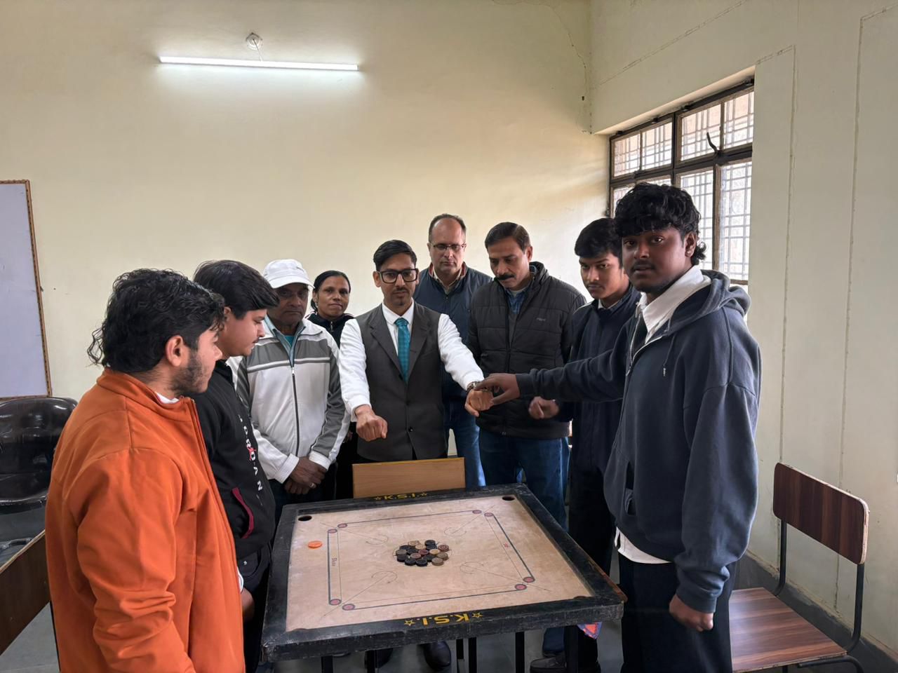 एस एम जे एन महाविद्यालय में इंडोर गेम श्रृंखला के दूसरे चरण में कैरम प्रतियोगिता का आयोजन किया गया। कैरम प्रतियोगिता छात्रा और छात्र वर्ग हेतु पृथक पृथक आयोजित की गई
